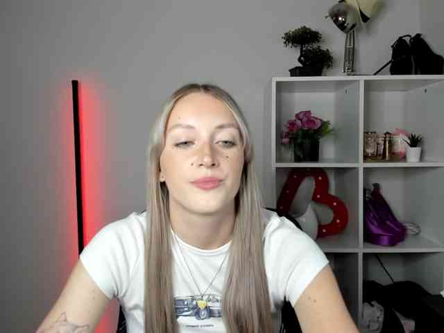 EvelynBlond26 webcam