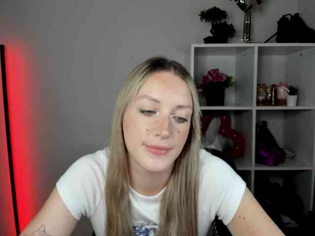 EvelynBlond26 webcam