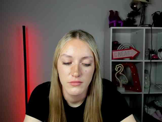EvelynBlond26 webcam