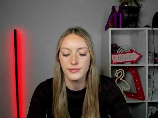 EvelynBlond26 webcam