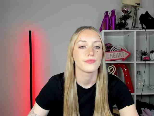 EvelynBlond26 webcam