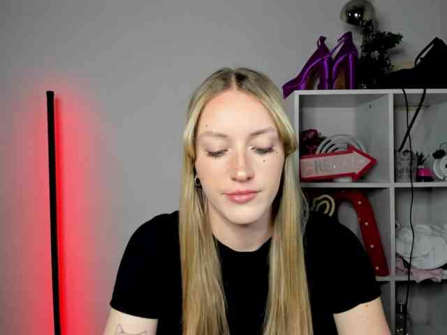 EvelynBlond26 webcam