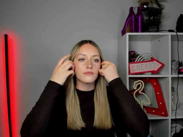 EvelynBlond26 webcam