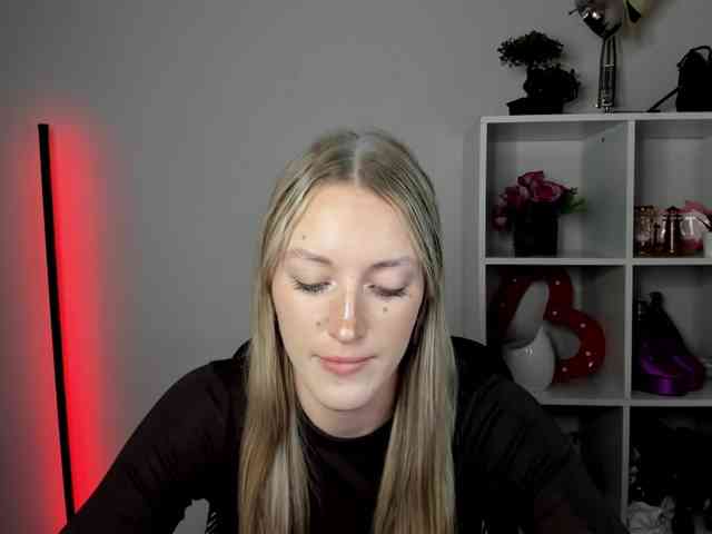 EvelynBlond26 webcam