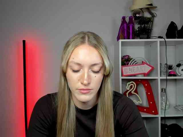 EvelynBlond26 webcam