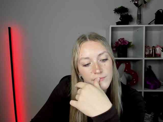 EvelynBlond26 webcam
