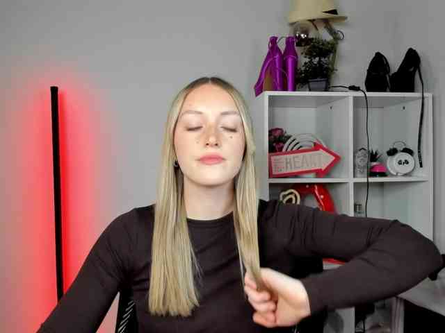 EvelynBlond26 webcam