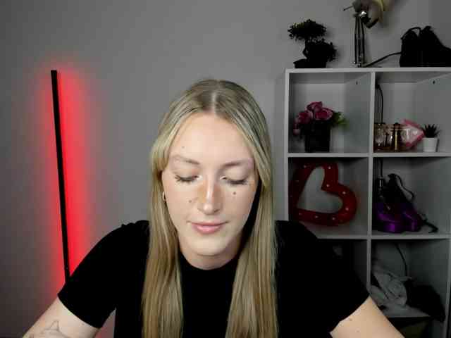 EvelynBlond26 webcam