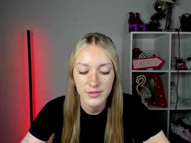 EvelynBlond26 webcam