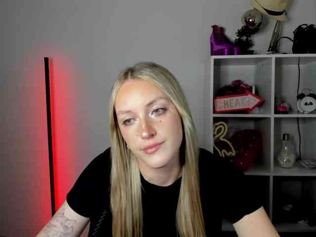 EvelynBlond26 webcam