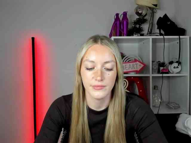 EvelynBlond26 webcam