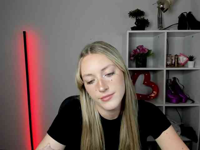 EvelynBlond26 webcam