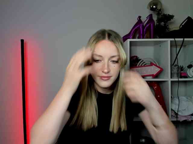 EvelynBlond26 webcam
