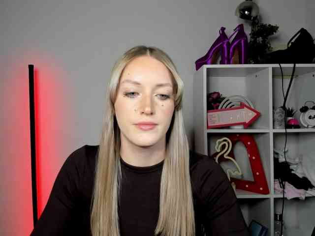 EvelynBlond26 webcam