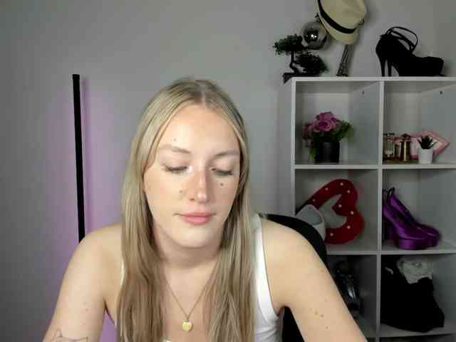 EvelynBlond26