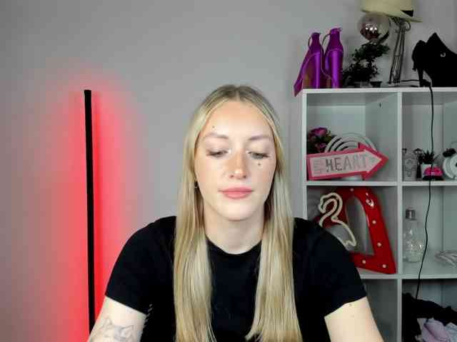 EvelynBlond26 webcam