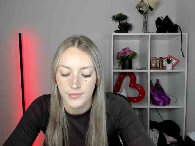 EvelynBlond26 webcam