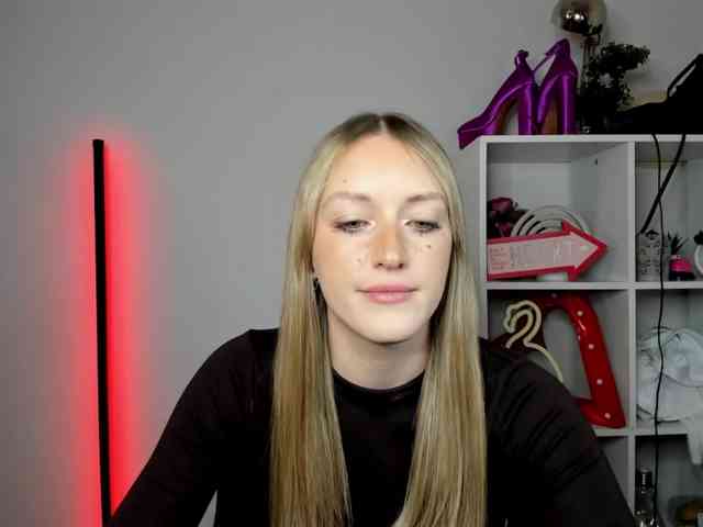 EvelynBlond26 webcam