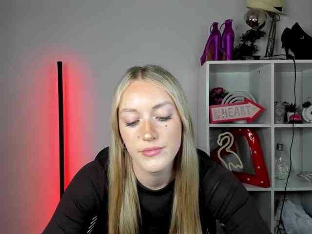 EvelynBlond26 webcam