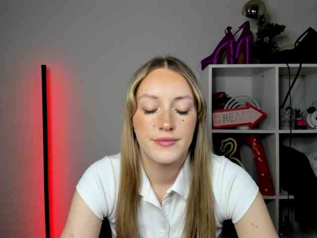 EvelynBlond26 webcam