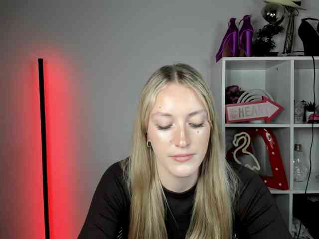 EvelynBlond26 webcam