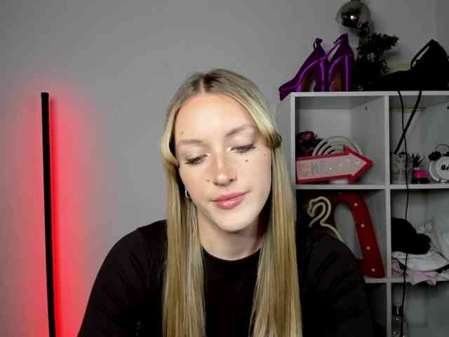 EvelynBlond26 webcam