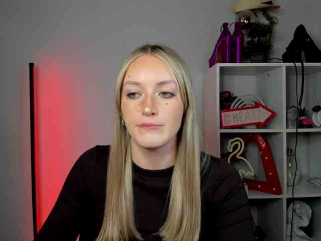 EvelynBlond26 webcam