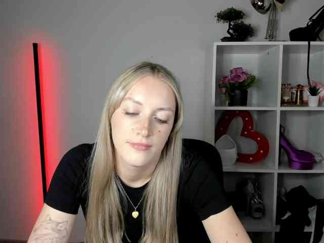 EvelynBlond26 webcam