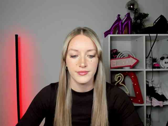 EvelynBlond26 webcam