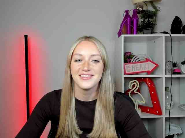 EvelynBlond26 webcam