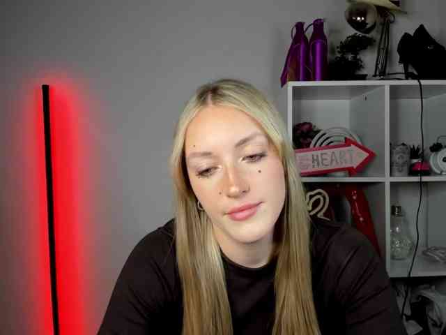 EvelynBlond26 webcam