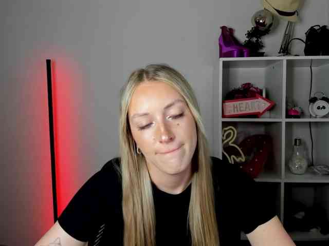 EvelynBlond26 webcam