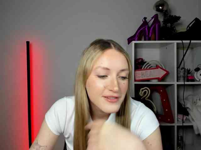 EvelynBlond26 webcam