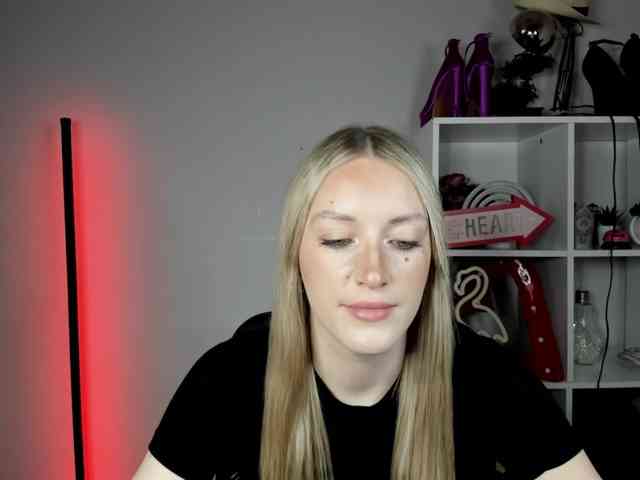 EvelynBlond26 webcam