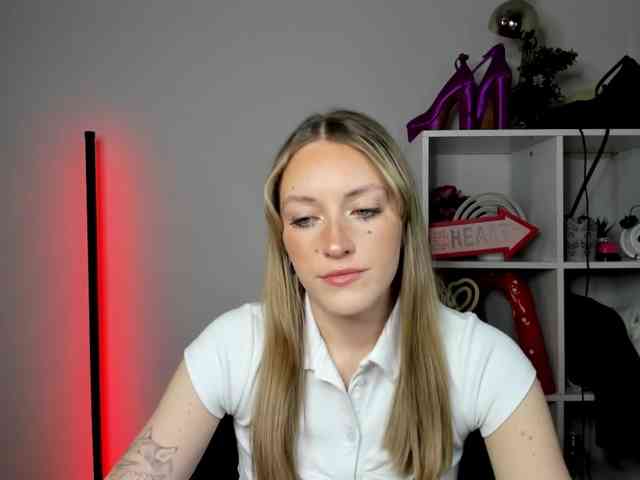 EvelynBlond26 webcam