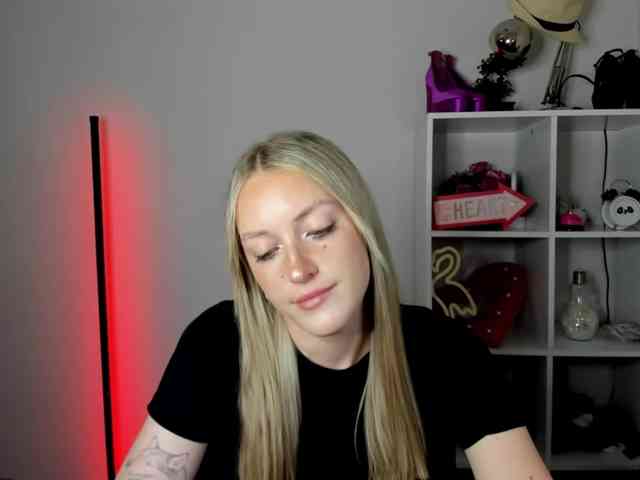 EvelynBlond26 webcam