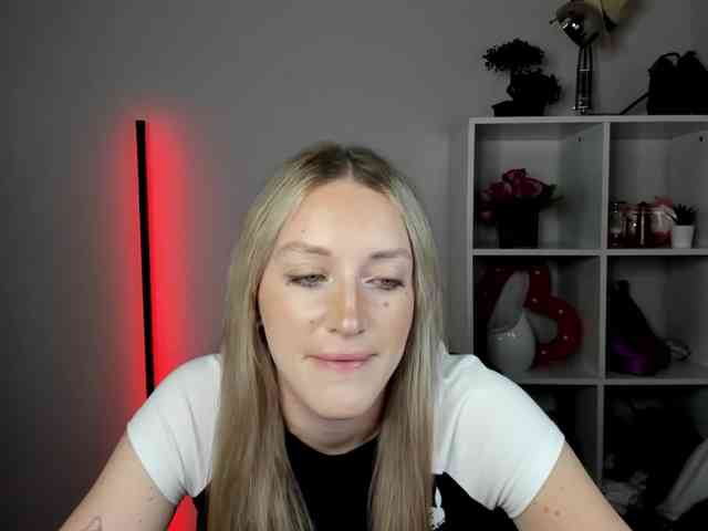 EvelynBlond26 webcam