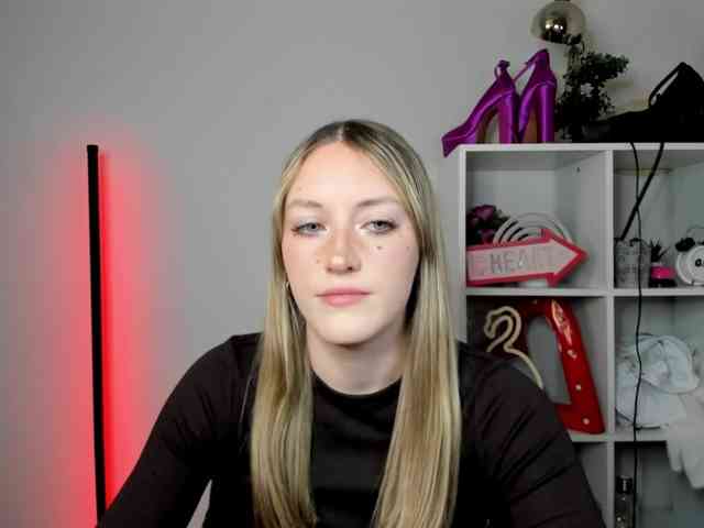 EvelynBlond26 webcam