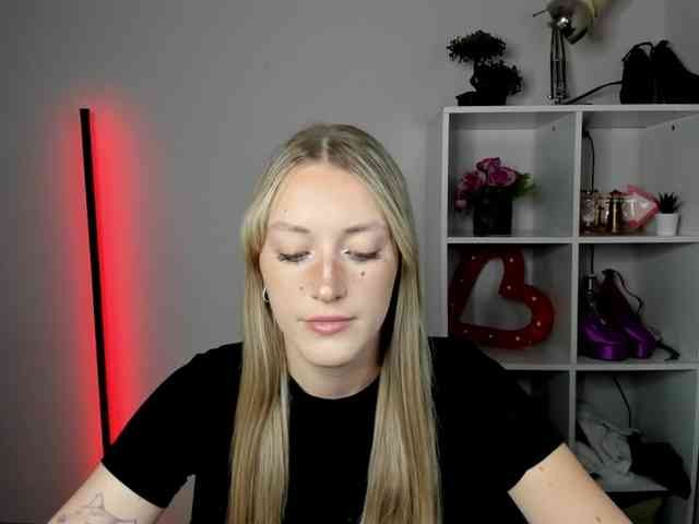 EvelynBlond26 webcam