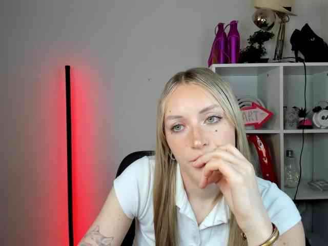 EvelynBlond26