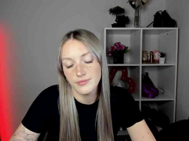 EvelynBlond26 webcam