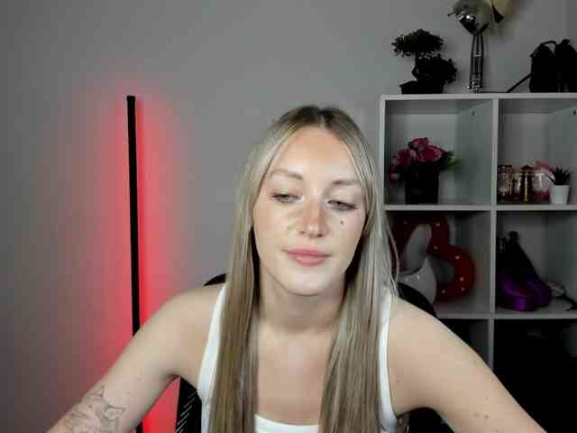 EvelynBlond26 webcam