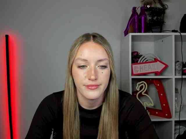 EvelynBlond26 webcam