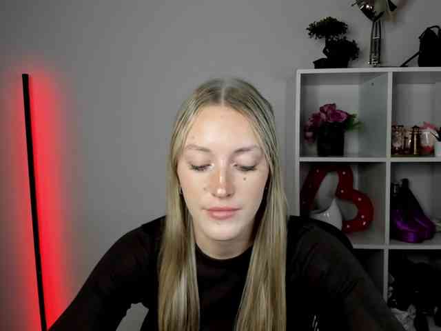 EvelynBlond26 webcam