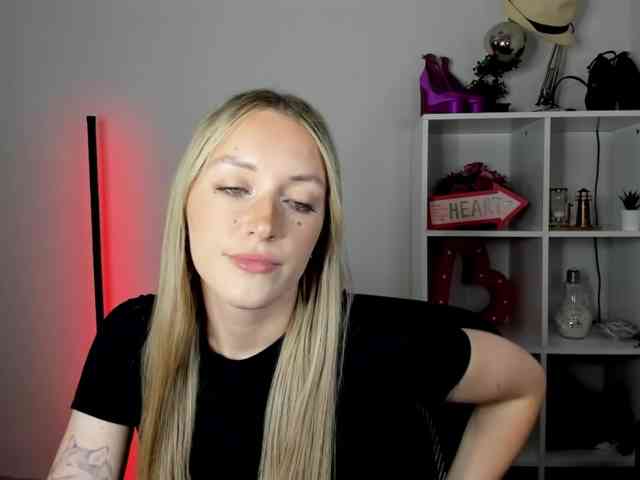 EvelynBlond26 webcam