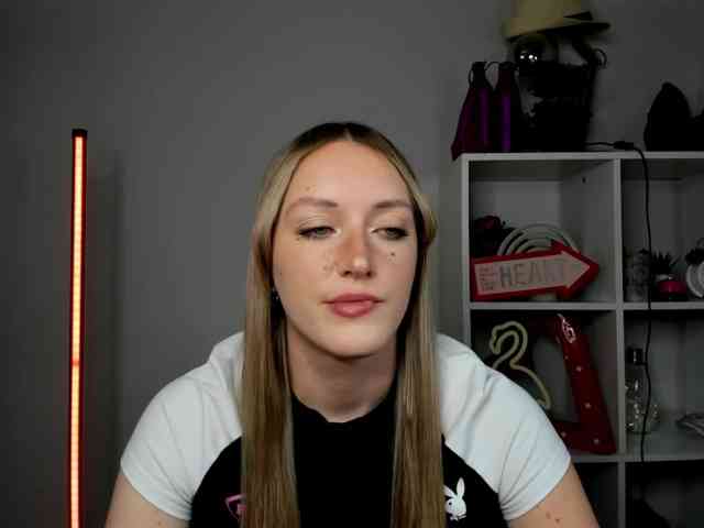 Model: EvelynBlond26
