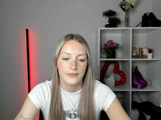 EvelynBlond26 webcam