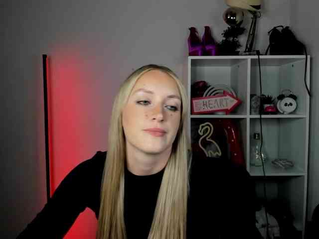 EvelynBlond26 webcam