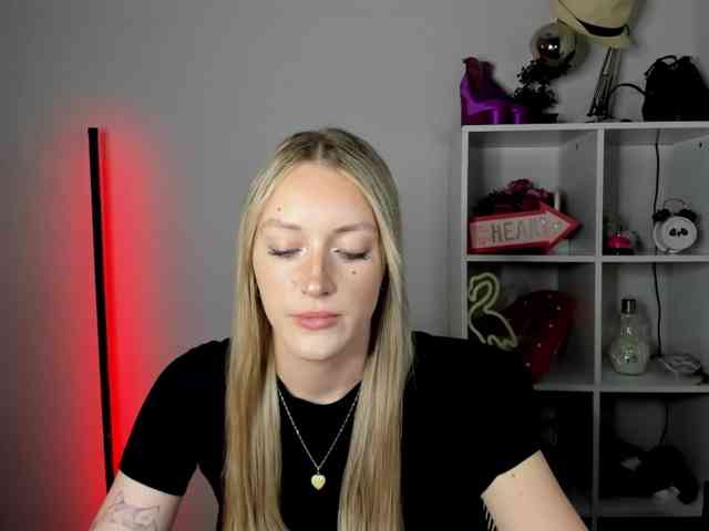 EvelynBlond26 webcam