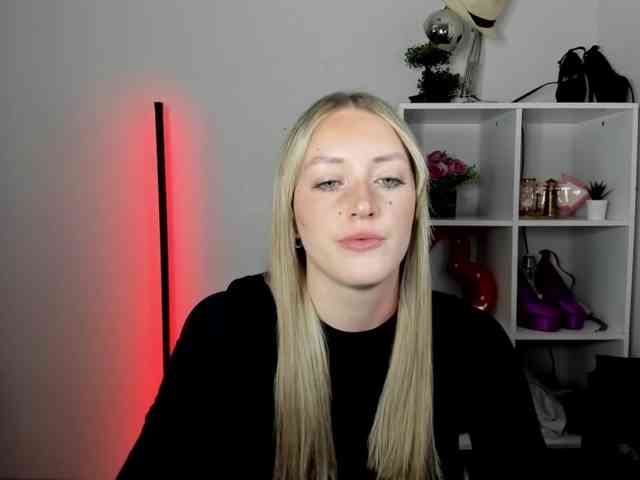 EvelynBlond26 webcam